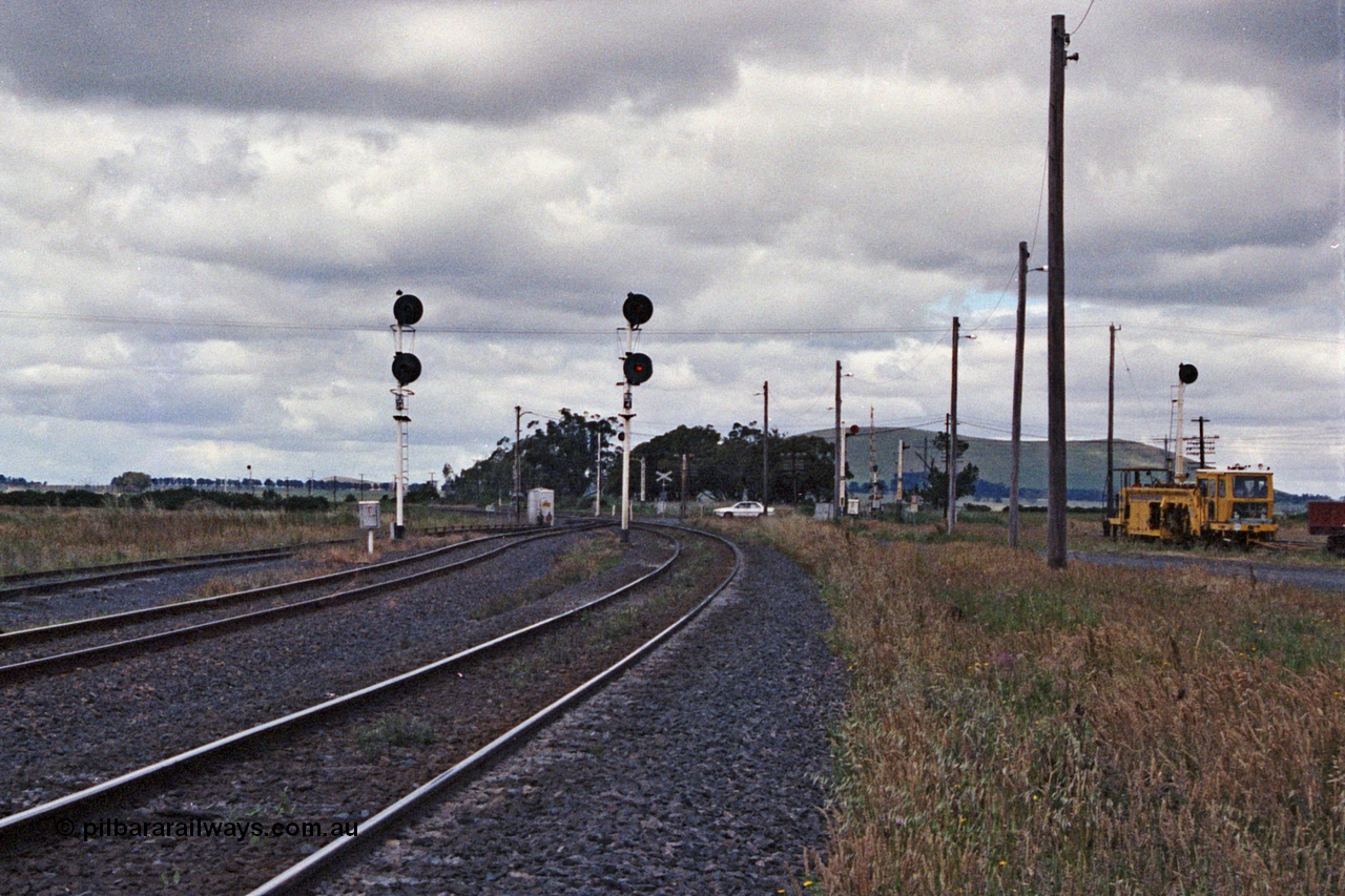 104-18
Wallan Loop, standard gauge searchlight signal post for up trains, far track is 'cripple road', broad gauge lines at far right, looking towards Melbourne.
