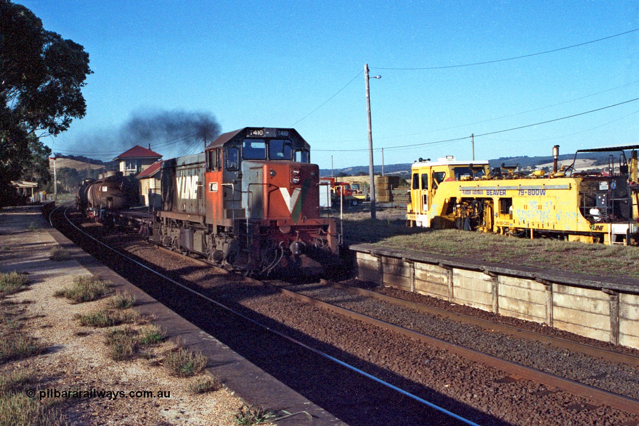 105-06
Wallan station platform, V/Line broad gauge T class T 410 Clyde Engineering EMD model G18B serial 68-626 roars past the up platform with the up Wodonga oil train 9224 at 1845 hrs, Plasser tamper in back road.
Keywords: T-class;T410;Clyde-Engineering-Granville-NSW;EMD;G18B;68-626;