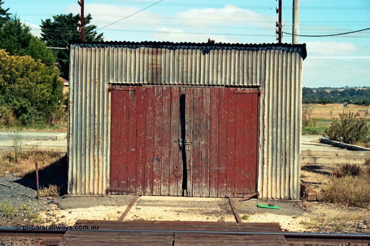 105-09
Wallan, gangers trolley shed, front side elevation.
