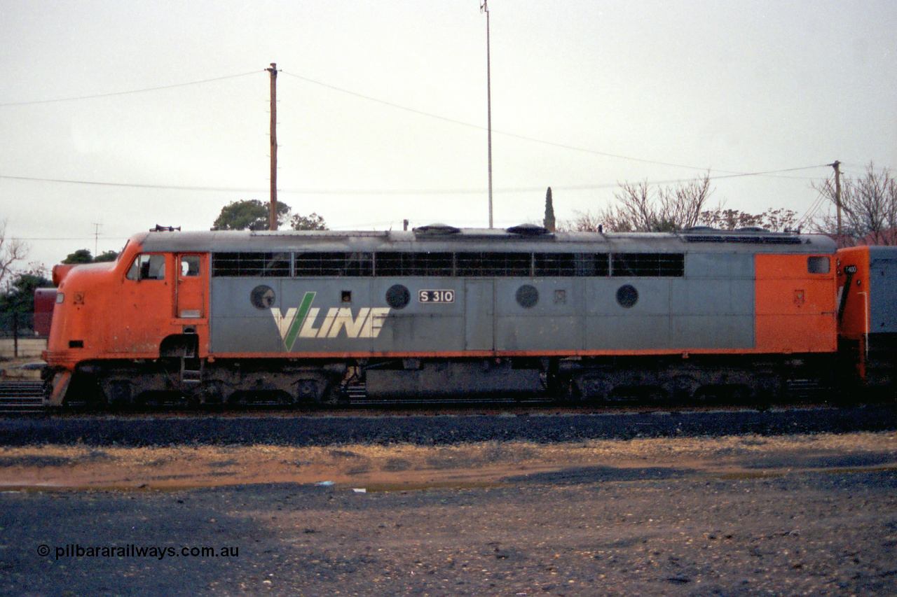 106-14
Seymour, rationalised yard, V/Line broad gauge S class S 310 'George Higinbotham' Clyde Engineering EMD model A7 serial 60-227 stabled down Wodonga goods 9303, side view.
Keywords: S-class;S310;Clyde-Engineering-Granville-NSW;EMD;A7;60-227;bulldog;