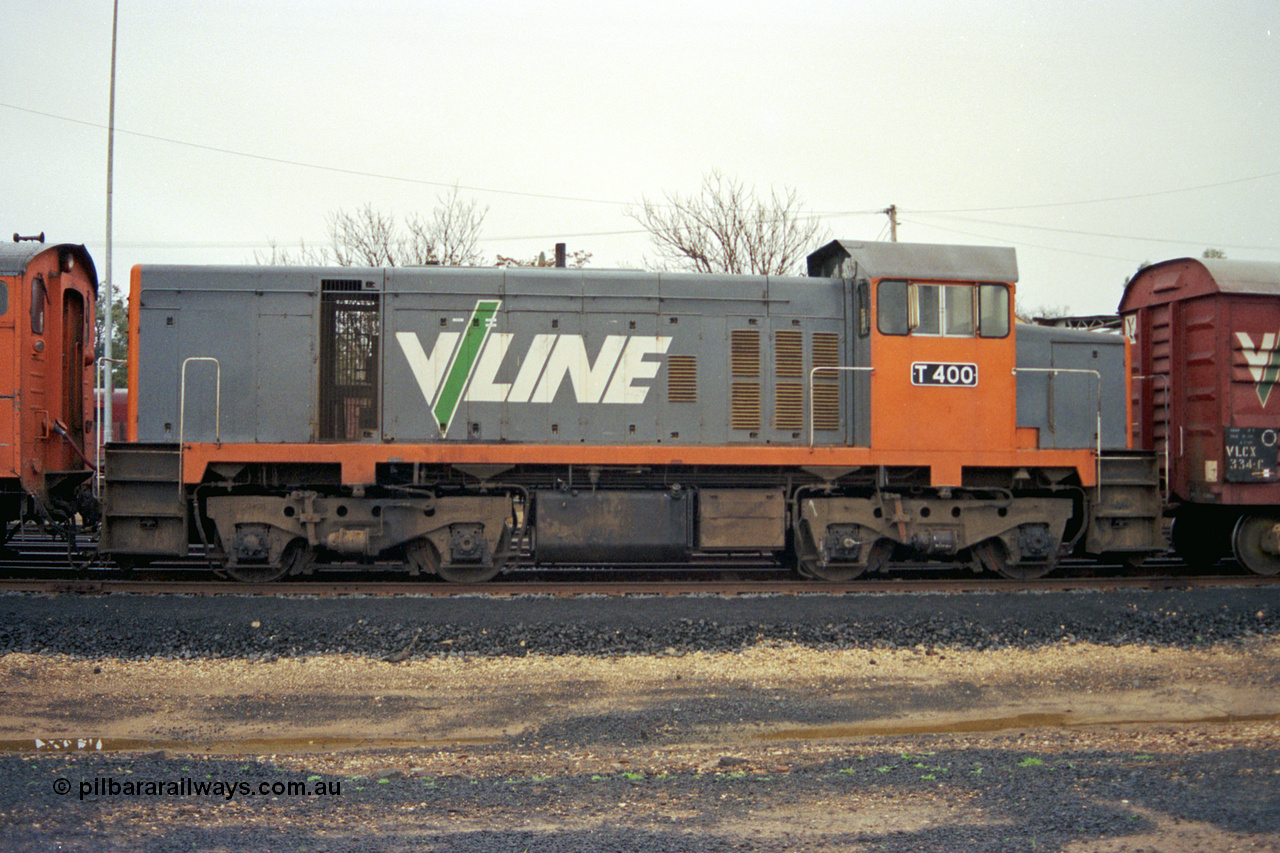 106-15
Seymour, rationalised yard, V/Line broad gauge T class T 400 Clyde Engineering EMD model G18B serial 67-495, stabled down Wodonga goods 9303, side view.
Keywords: T-class;T400;Clyde-Engineering-Granville-NSW;EMD;G18B;67-495;