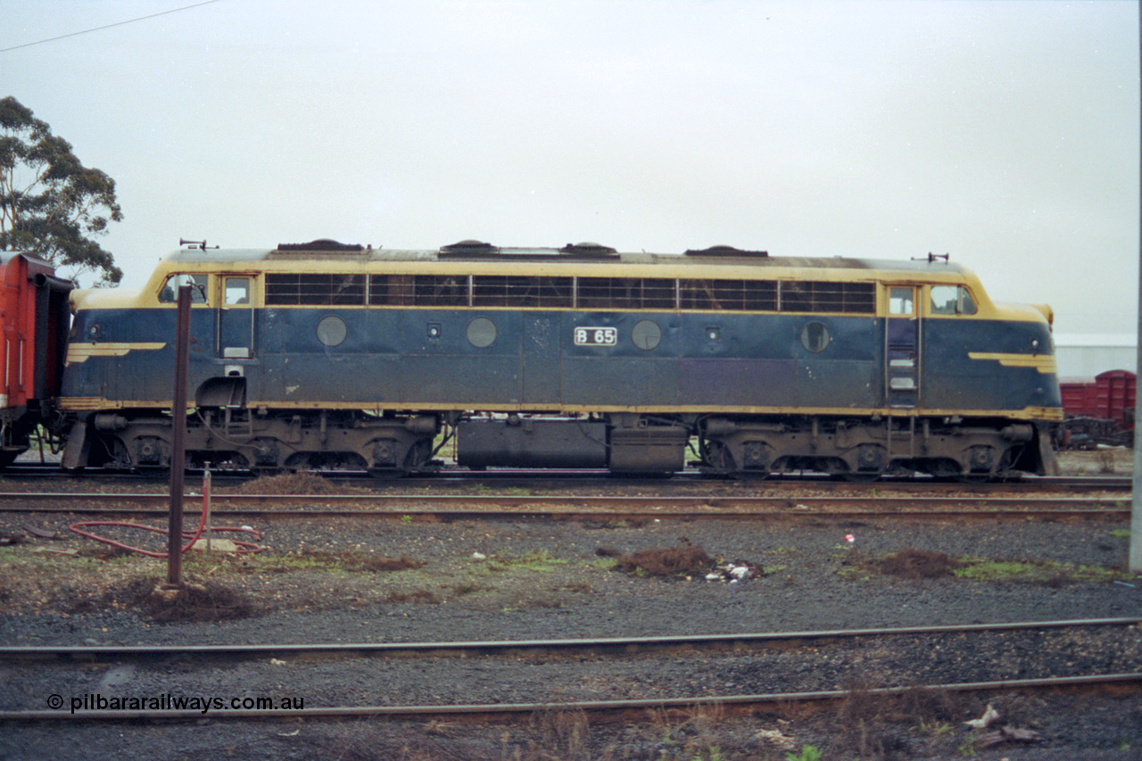 106-19
Seymour broad gauge passenger stabling yard, V/Line B class loco B 65 Clyde Engineering EMD model ML2 serial ML2-6 still in VR or Victorian Railways blue and gold livery, side view.
Keywords: B-class;B65;Clyde-Engineering-Granville-NSW;EMD;ML2;ML2-6;bulldog;