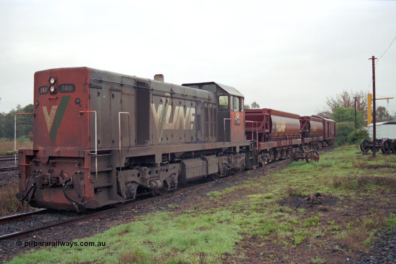 106-24
Seymour loco depot, V/Line standard gauge T class T 411 Clyde Engineering EMD model G18B serial 68-627 with a short stabled standard gauge ballast train with two VZMF type bogie ballast waggons.
Keywords: T-class;T411;Clyde-Engineering-Granville-NSW;EMD;G18B;68-627;VZMF-type;