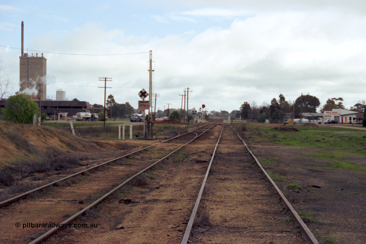 107-07
Tongala station yard overview factory siding with staff locked points on the left beyond former old platform, looking north.
