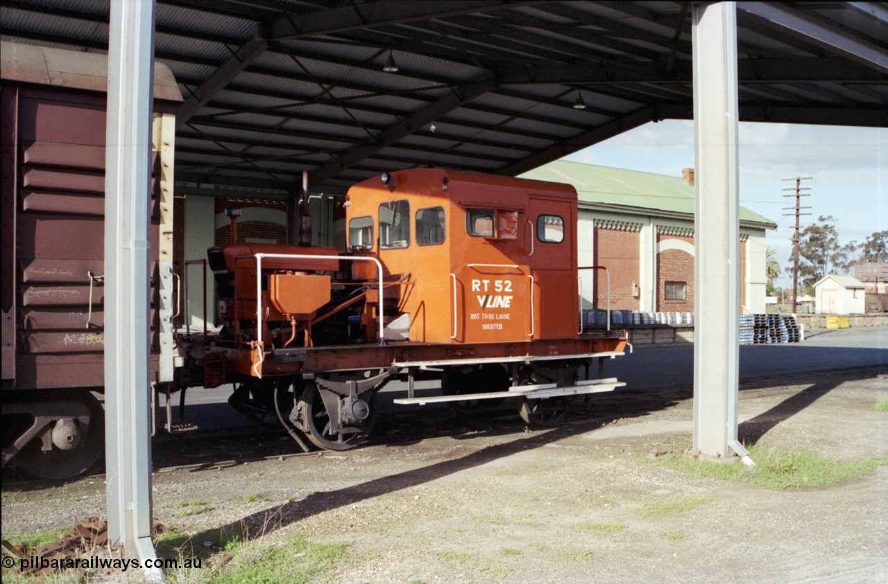 107-30
Echuca Freightgate canopy, V/Line broad gauge RT class rail tractor RT 52.
Keywords: RT-class;RT52;rail-tractor;