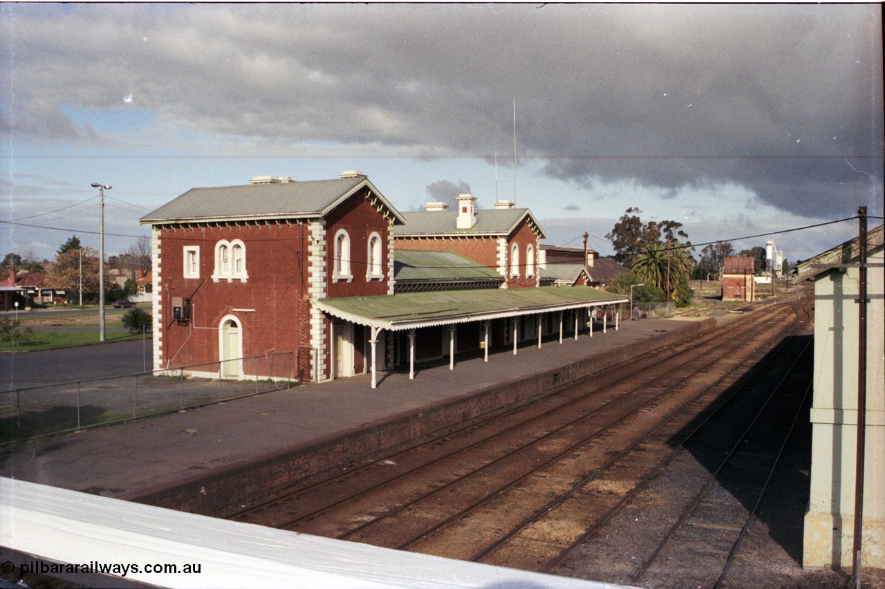107-33
Echuca station building and platform overview from footbridge, water tower in background.

