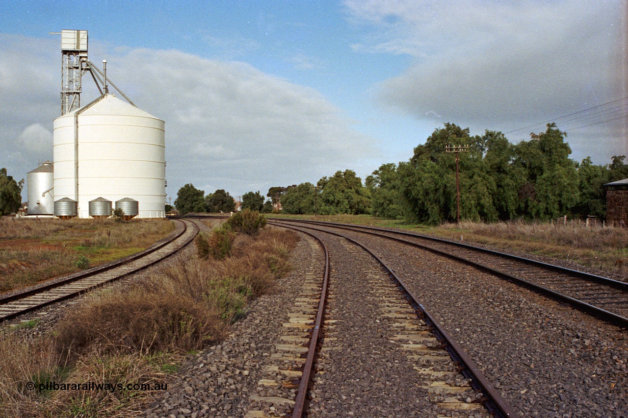 108-06
Murchison East Ascom Jumbo silo complex, around the curve north of the station, shows the grain loading siding, No.2 Rd and the main on the right.
