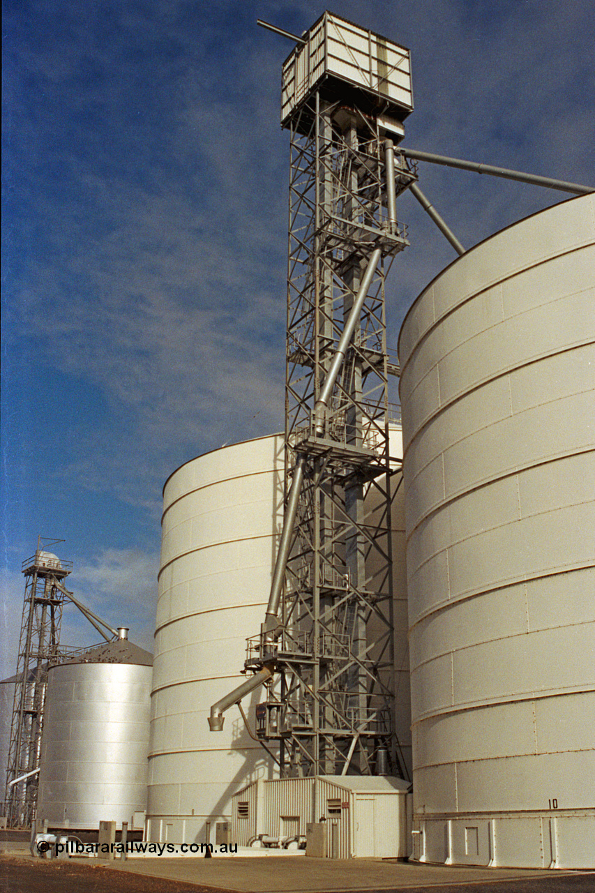 108-08
Murchison East silo complex, elevation of the Ascom Jumbo elevator tower, inflow grate and road outflow spout.
