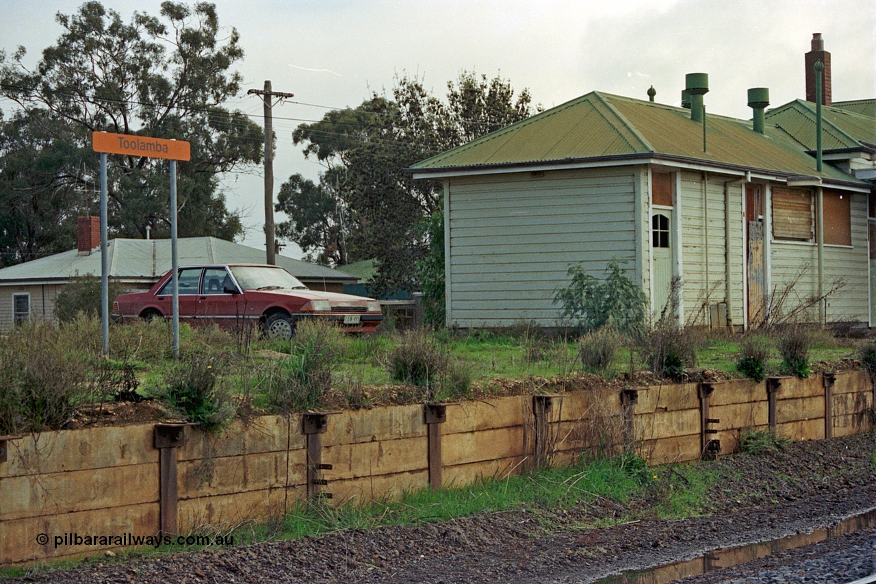 108-17
Toolamba station building and sign, platform edge cut back, platform track removed, Ford XE Falcon.
