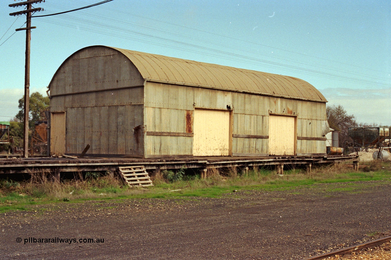 108-25
Tatura, yard curved roof goods shed and platform.
