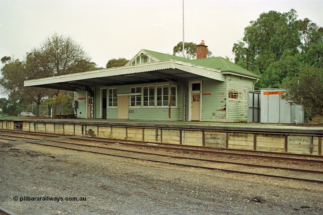 108-33
Kyabram station building and platform.
