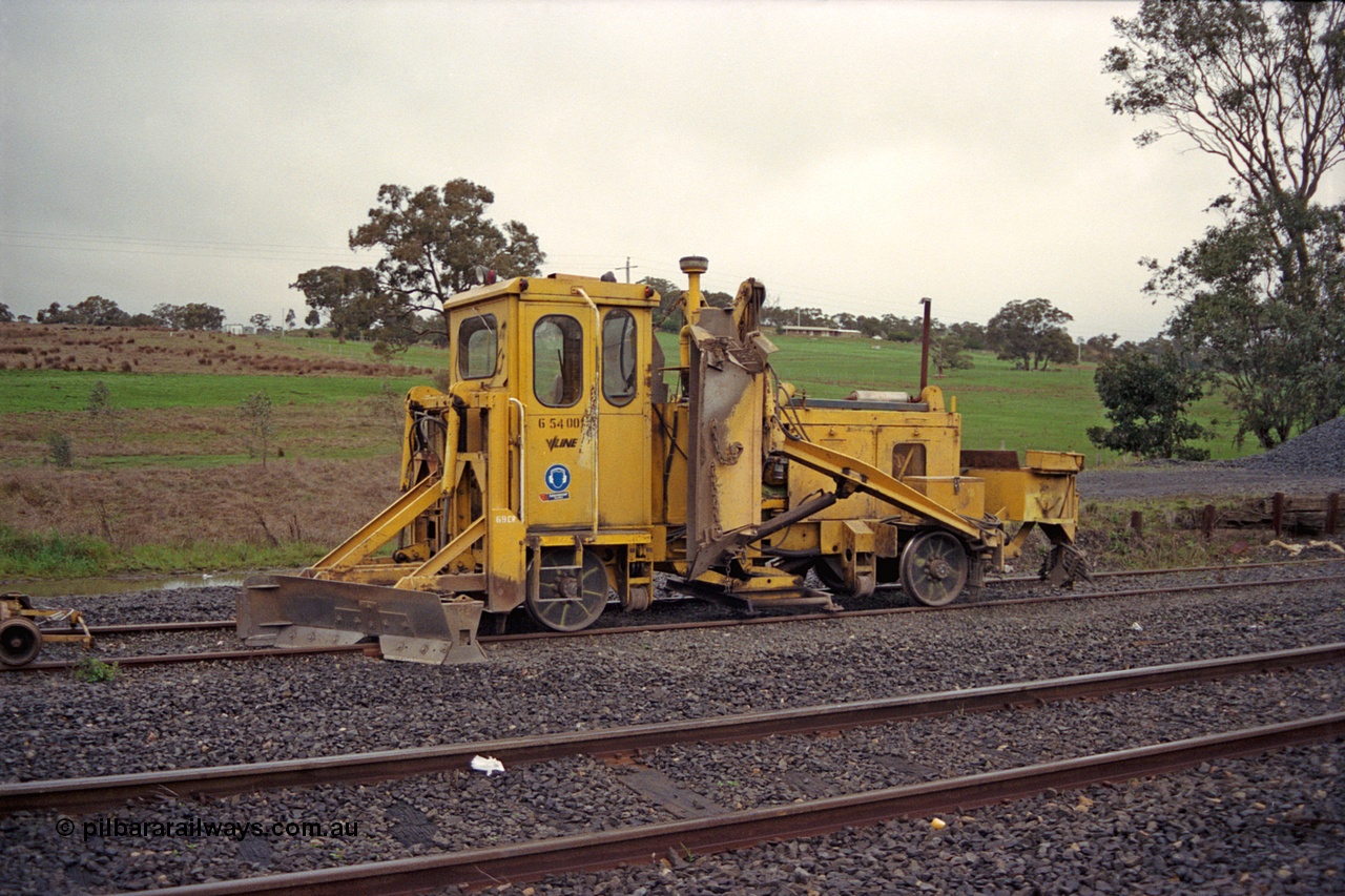 109-06
Broadford Loop, standard gauge track machine, Aresco ballast regulator.
Keywords: Aresco;track-machine;