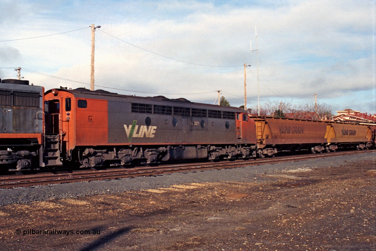 109-15
Seymour, rationalised yard, V/Line broad gauge S class S 307 'John Pascoe Fawkner' Clyde Engineering EMD model A7 serial 57-171, stabled grain train, V/Line Grain VHGF type bogie grain waggons.
Keywords: S-class;S307;Clyde-Engineering-Granville-NSW;EMD;A7;57-171;bulldog;