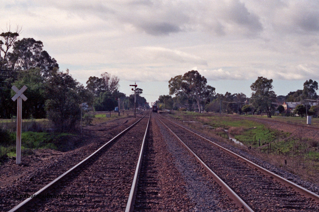 109-23
Violet Town station yard overview, looking north, 169 km, semaphore signal post 4, standard gauge line on the right.
