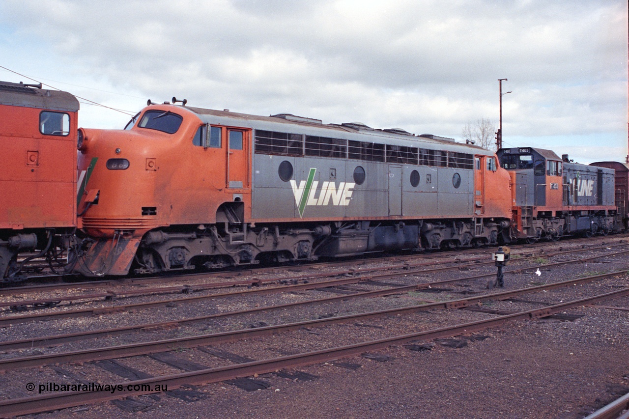 109-25
Benalla, yard view, V/Line broad gauge B class B 64 Clyde Engineering EMD model ML2 serial ML2-5 and T class T 403 Clyde Engineering EMD model G18B serial 67-498, stabled down Wodonga goods train 9303, point rodding and indicator.
Keywords: B-class;B64;Clyde-Engineering-Granville-NSW;EMD;ML2;ML2-5;bulldog;