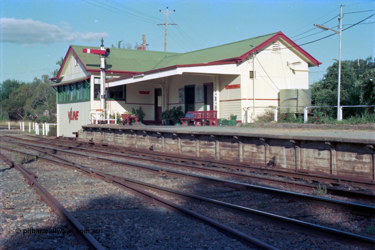 112-07
Violet Town station building, signal bay and platform overview, semaphore signal post 9 on platform, looking north from No.3 Road, March 1994.
