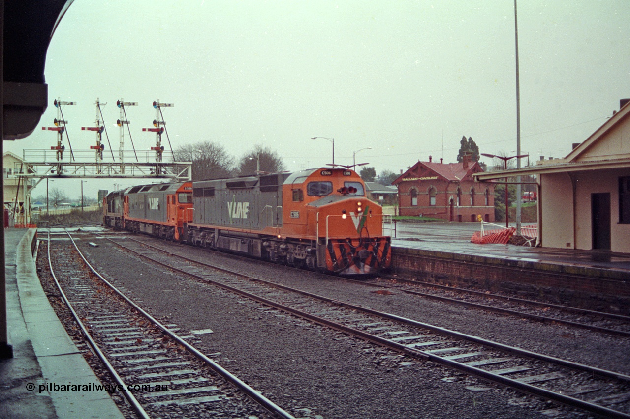 113-02
Ballarat station platform No.2, Lydiard St signal box and signal gantry, V/Line broad gauge up Adelaide goods train 9150 arriving behind C class C 506 Clyde Engineering EMD model GT26C serial 76-829, G class G 538 Clyde Engineering EMD model JT26C-2SS serial 89-1271 and C class C 510 serial 76-833 in miserable conditions, poor quality.
Keywords: C-class;C506;Clyde-Engineering-Rosewater-SA;EMD;GT26C;76-829;