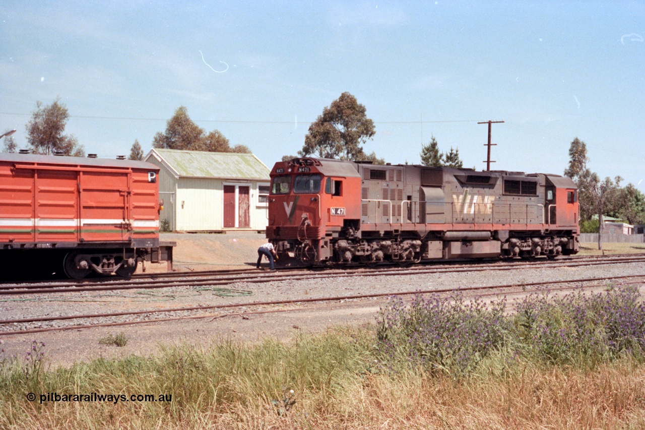 114-08
Cobram, V/Line broad gauge N class N 471 'City of Benalla' Clyde Engineering EMD model JT22HC-2 serial 87-1200, attaching to D van, 2nd person attending to hoses.
Keywords: N-class;N471;Clyde-Engineering-Somerton-Victoria;EMD;JT22HC-2;87-1200;