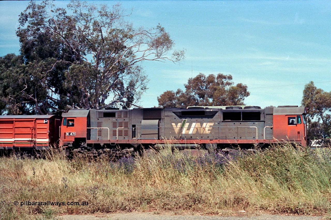 114-09
Cobram, V/Line broad gauge N class N 471 'City of Benalla' Clyde Engineering EMD model JT22HC-2 serial 87-1200, side view.
Keywords: N-class;N471;Clyde-Engineering-Somerton-Victoria;EMD;JT22HC-2;87-1200;