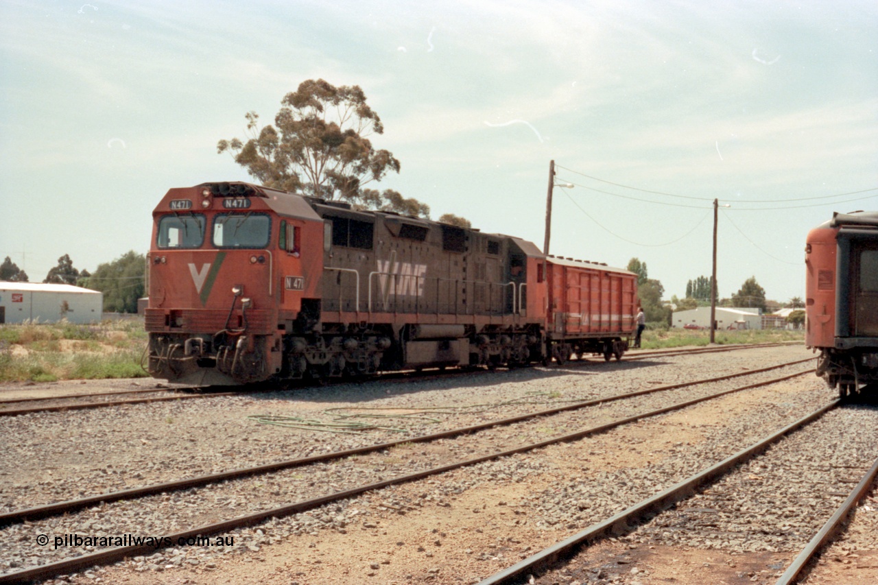 114-11
Cobram, V/Line broad gauge N class N 471 'City of Benalla' Clyde Engineering EMD model JT22HC-2 serial 87-1200, shunting D van, 2nd man riding van.
Keywords: N-class;N471;Clyde-Engineering-Somerton-Victoria;EMD;JT22HC-2;87-1200;