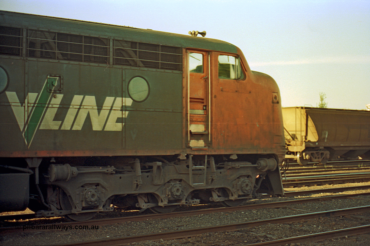 114-31
Benalla yard broad gauge V/Line S class leader S 300 'Matthew Flinders' Clyde Engineering EMD model A7 serial 57-164, RHS cab view, stabled down Wodonga goods train 9303 on No. 5 Road.
Keywords: S-class;S300;Clyde-Engineering-Granville-NSW;EMD;A7;57-164;bulldog;