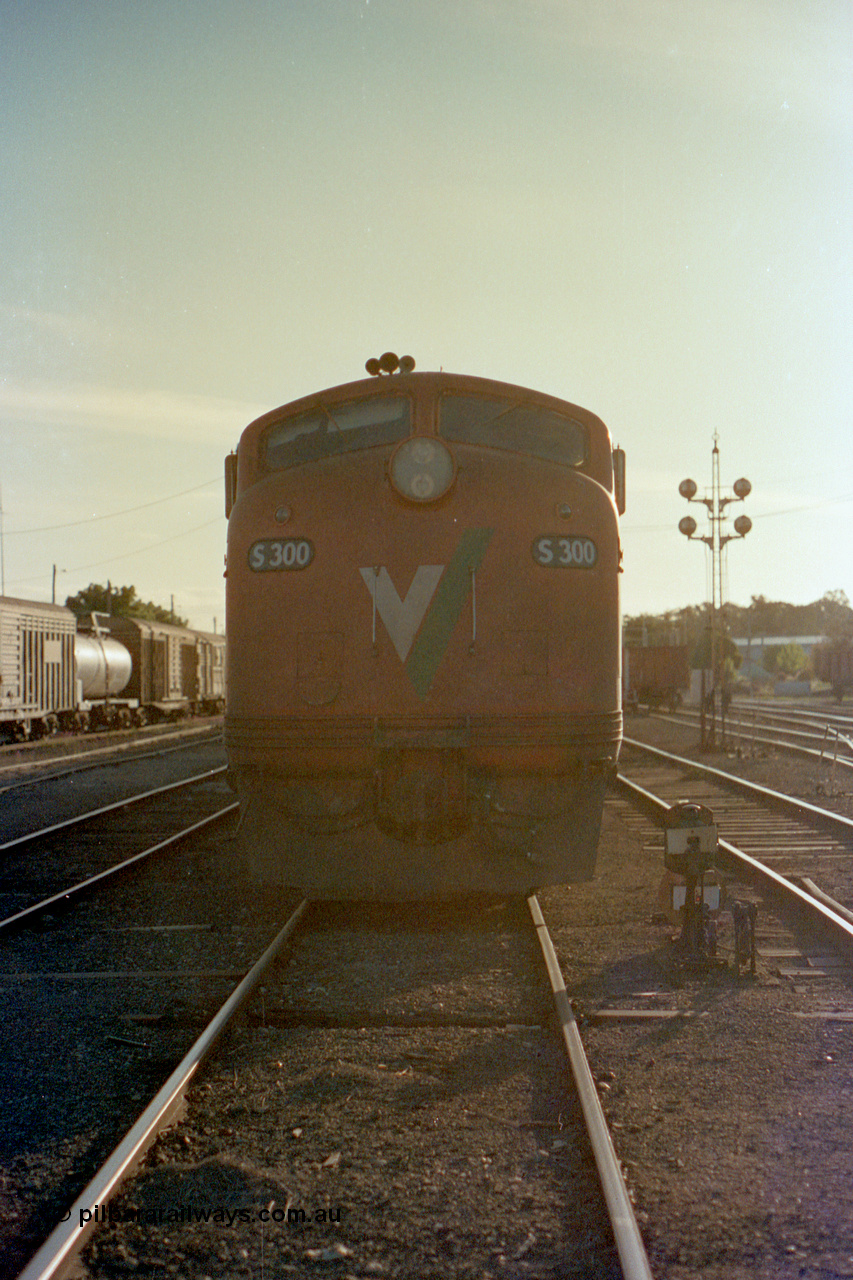 114-33
Benalla yard broad gauge V/Line S class leader S 300 'Matthew Flinders' Clyde Engineering EMD model A7 serial 57-164 stands on No. 5 Road, cab front shot, ground disc signal #10 and disc signal Post #12, stabled down Wodonga goods train 9303.
Keywords: S-class;S300;Clyde-Engineering-Granville-NSW;EMD;A7;57-164;bulldog;