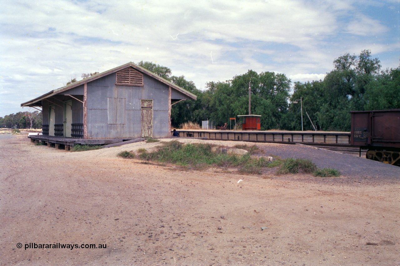 118-05
Strathmerton station yard overview, 50' x 20' goods shed and loading platform, bus style waiting shelter, V/Line broad gauge VOBX type bogie open waggon VOBX 68, built by Victorian Railways Newport Workshops as ELF class 1963, to ELX 1965, then VOBX in 1979 and to ROBX in 1994.
Keywords: VOBX-type;VOBX68;Victorian-Railways-Newport-WS;ELF-type;ELX-type;ROBX-type;