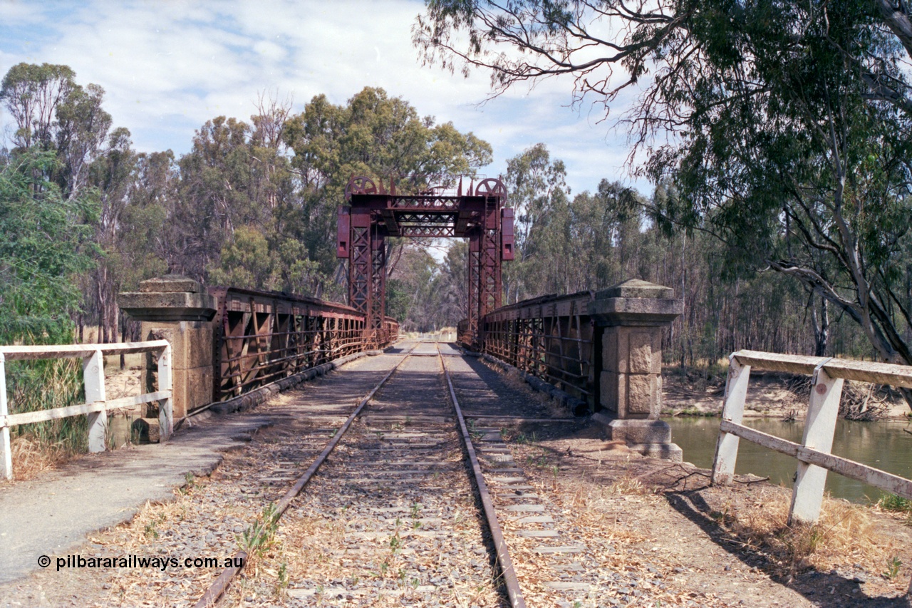 118-09
Murray River, Tocumwal line, centre lift combined road and rail bridge, looking south towards Victoria from the NSW and Tocumwal side, line out of service. [url=https://goo.gl/maps/vjC4rteTDeiEhyiYA]Geo data[/url].
