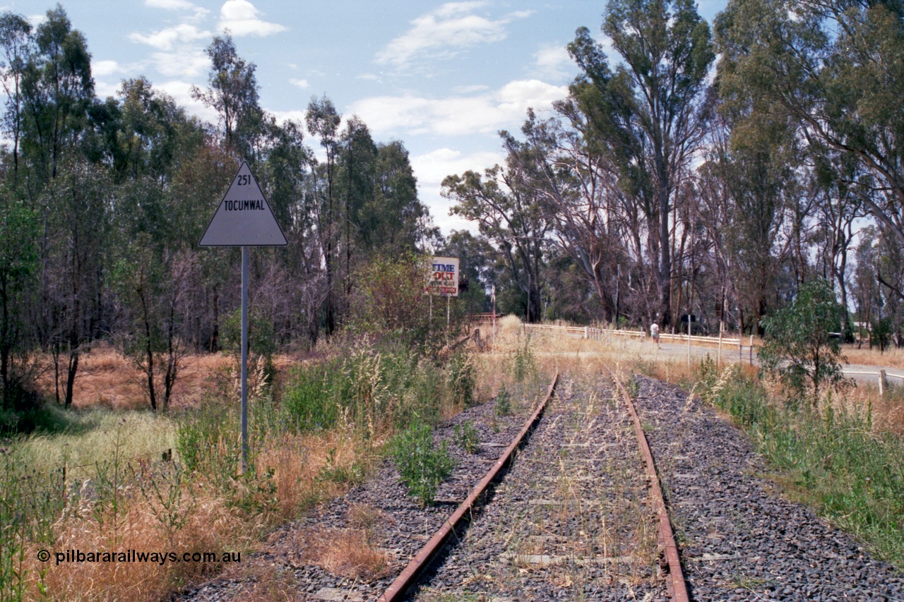 118-11
Tocumwal 251 km, station landmark sign on Victorian side of the Murray River looking towards the centre lift bridge, Time Out Holiday Village sign Bridge Street on the right, line out of service. [url=https://goo.gl/maps/AEuwMgUJpSX62rr38]Geo data[/url].
