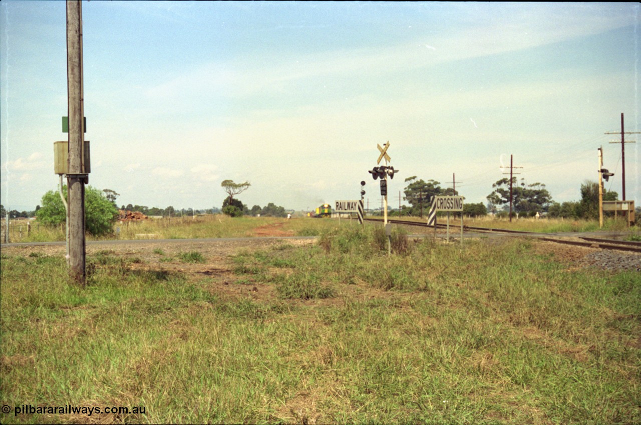 119-25
Rockbank Australian National broad gauge locos BL class BL 29 Clyde Engineering EMD model JT26C-2SS serial 83-1013 and 700 class 703 AE Goodwin ALCo model DL500G serial G6059-1 working down Adelaide goods train 9145 climb the grade.
Keywords: BL-class;BL29;Clyde-Engineering-Rosewater-SA;EMD;JT26C-2SS;83-1013;