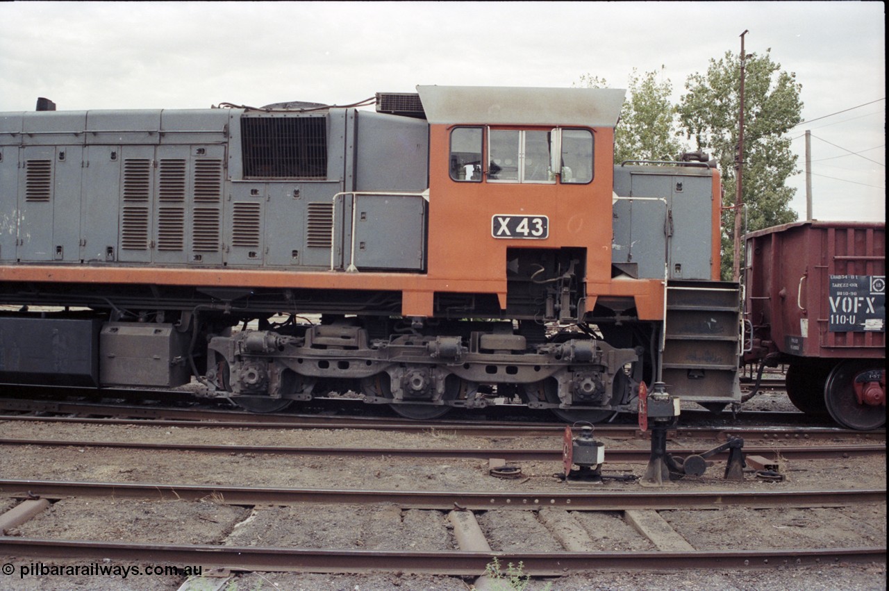 120-24
Benalla yard, V/Line broad gauge loco X class X 43 Clyde Engineering EMD model G26C serial 70-706, RHS cab shot, bogie and staff exchanger, ground dwarf signals 18.
Keywords: X-class;X43;Clyde-Engineering-Granville-NSW;EMD;G26C;70-706;