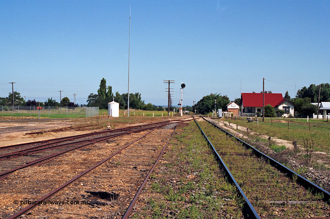 122-25
Stratford, station yard western overview, looking towards Stratford Junction, searchlight home signal post and radio repeater hut and mast.
