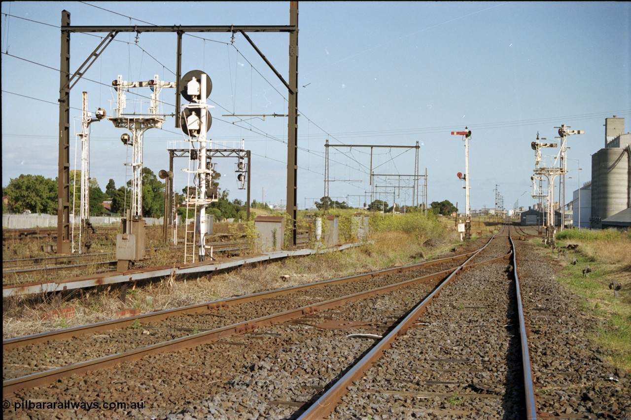 124-03
Sunshine, track view looking down the Newport Loop Line, semaphore signal Post 49 facing camera and semaphore signal Posts 36 and 50 facing away on the right, GEB sidings at right of frame, signal Posts on the left are 31, 31B and 71 with the standard gauge Sunshine Loop and signal gantry in the background.
