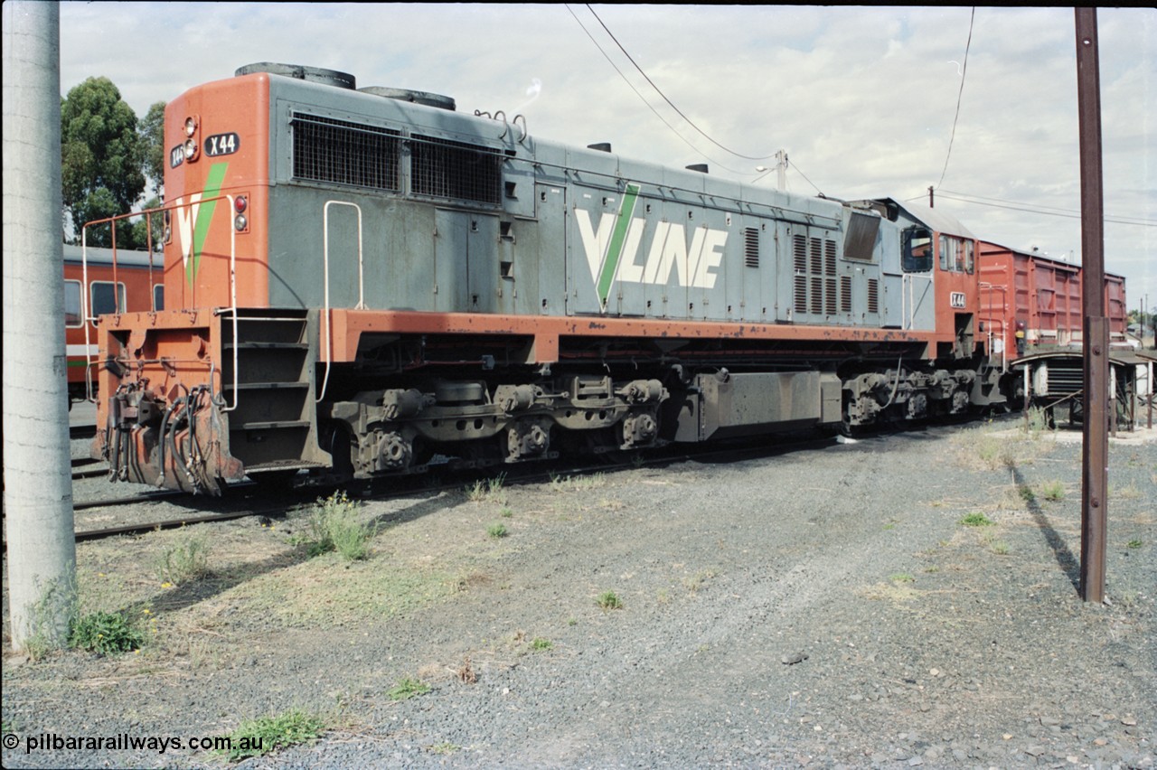 125-06
Seymour loco depot, V/Line broad gauge X class X 44 Clyde Engineering EMD model G26C serial 70-707, D van, long hood view.
Keywords: X-class;X44;Clyde-Engineering-Granville-NSW;EMD;G26C;70-707;