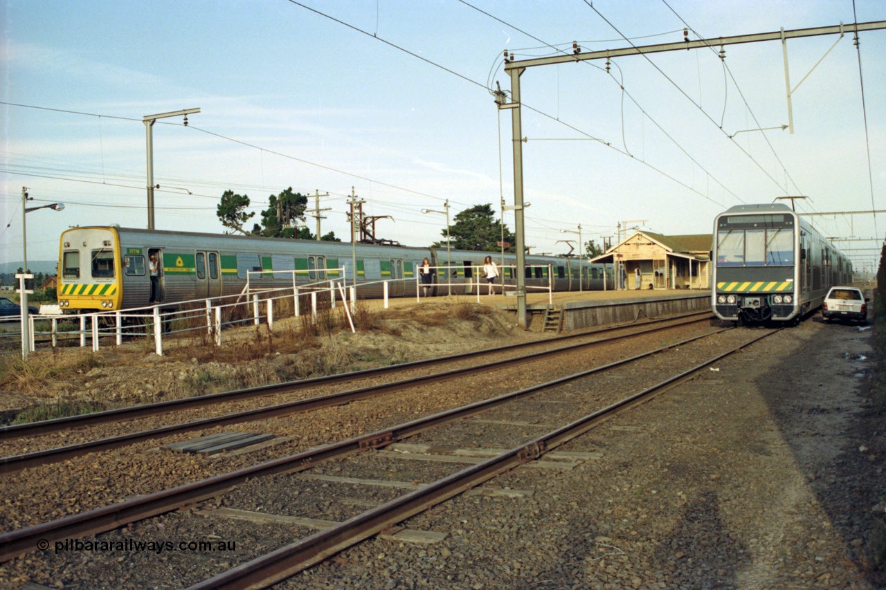 128-34
Nar Nar Goon, down passenger train with Comeng 377M, guard in doorway, station building and platform, 4D (Double Deck Development and Demonstration), double deck suburban electric set, testing phase.
Keywords: 377M;Comeng-Vic;4D;Goninan-NSW;Double-Deck-Development-Demonstration-train;Goninan-NSW;Tangara;