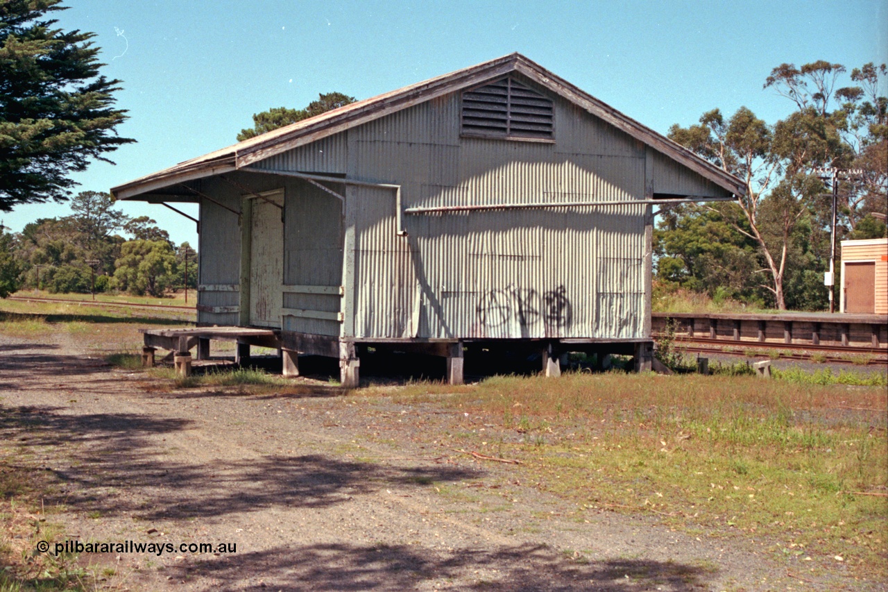 129-2-04
Lang Lang station yard, goods shed.
