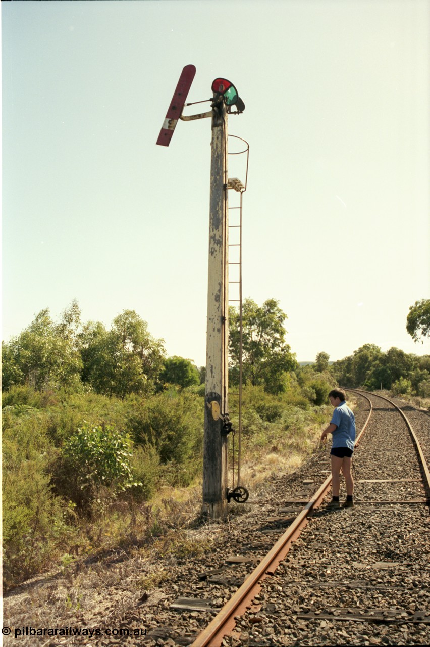 129-3-06
Foster up home semaphore signal, wooden post.
