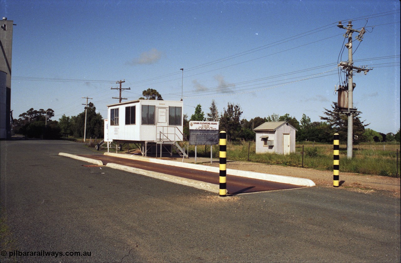 130-09
Elmore Grain Elevators Board road truck weighbridge and office, former scale room in the background.
