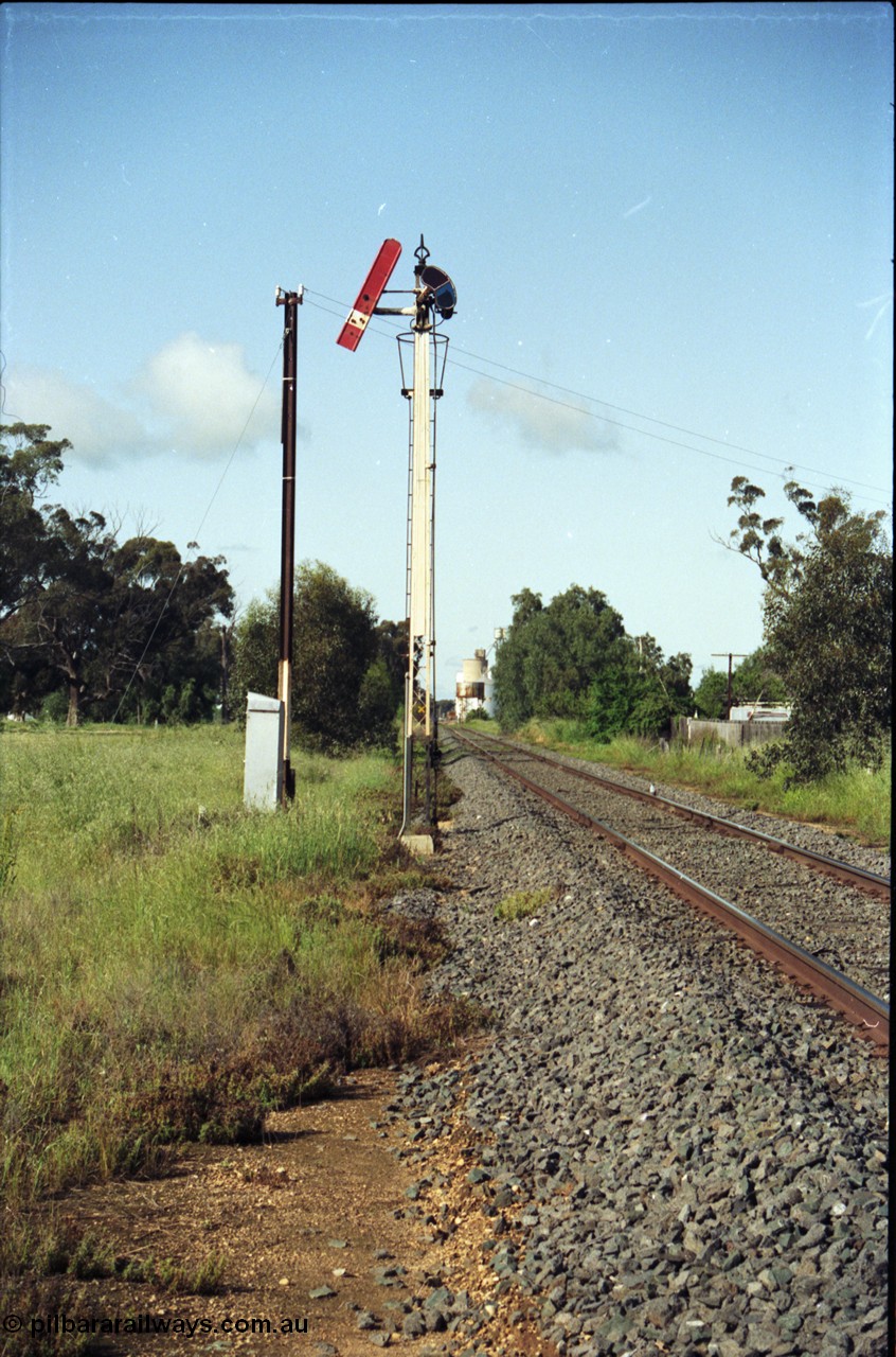 130-10
Elmore up home semaphore signal located 460 metres before the up home points, looking south.
