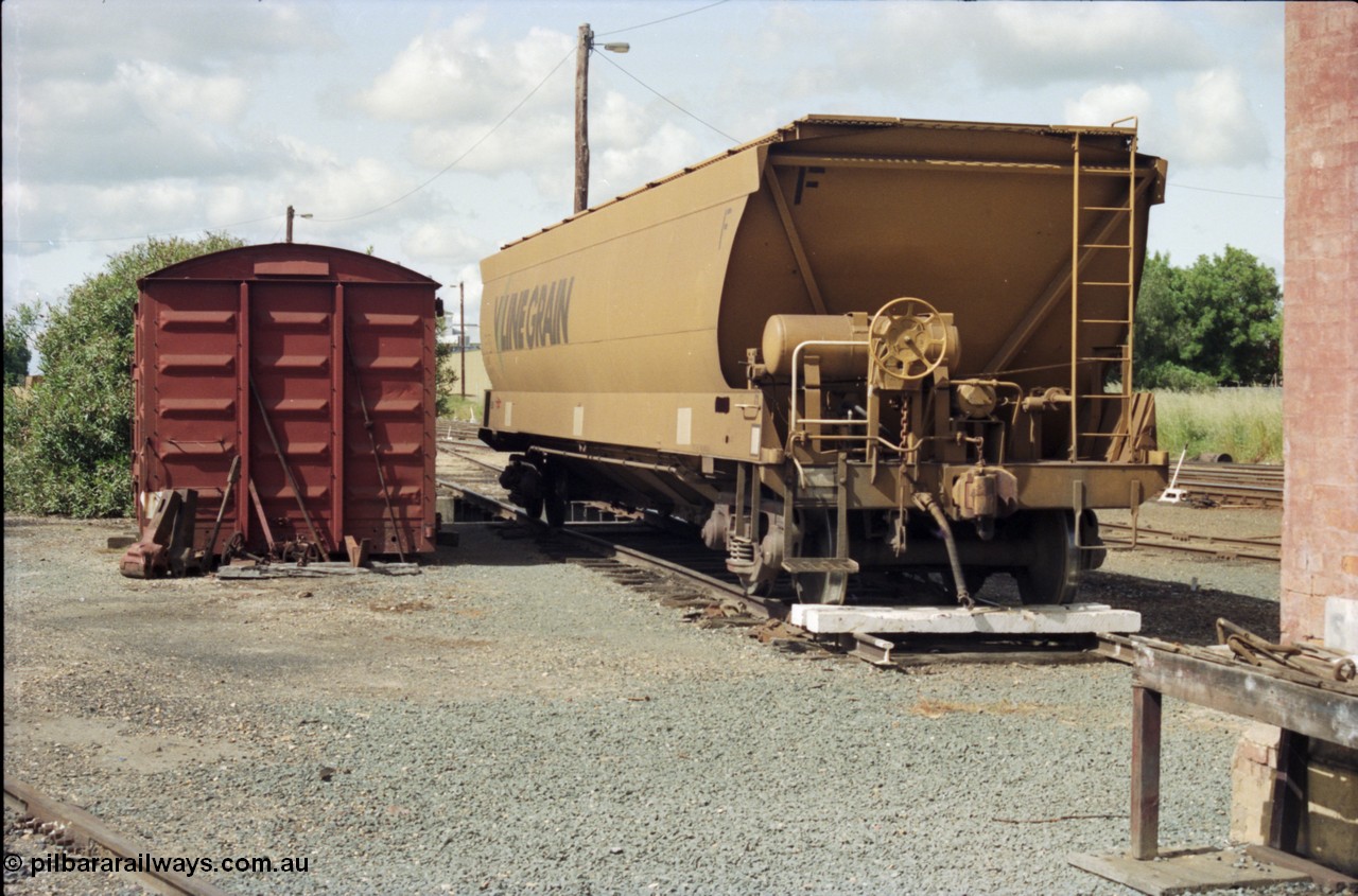131-1-07
Echuca, examiners siding, V/Line VHGF type bogie grain waggon, grounded B van.
