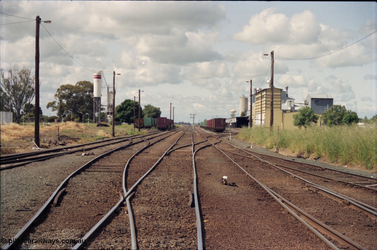 131-1-09
Echuca yard overview, looking south from points for Toolamba line, mainline to Melbourne, signal post 4 in background, Sidings A on right and Sidings B on left, work gang site and cement siding visible on left.
