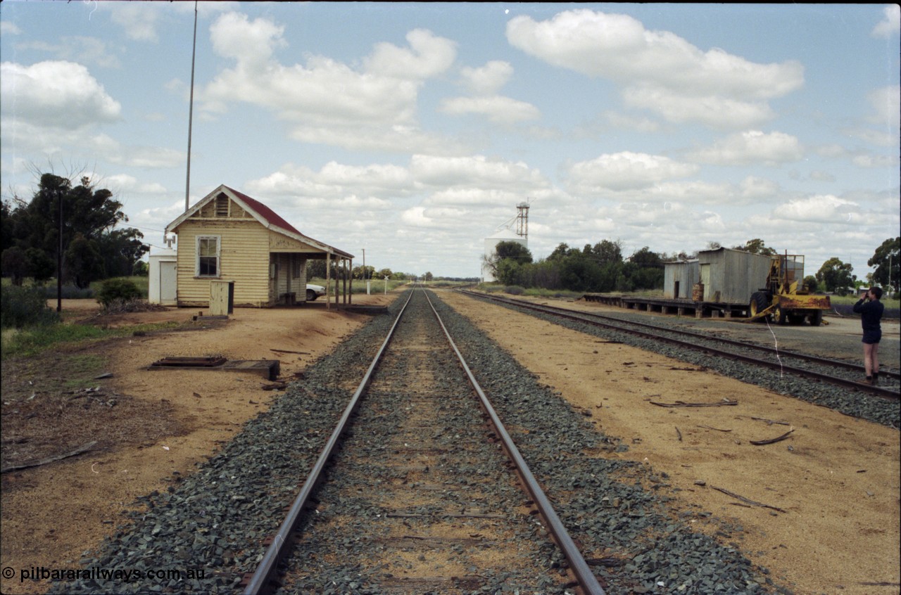 131-1-16
Wakool yard overview looking south towards Barnes, station building, silo complex in background, loading ramp and sheds at right.
