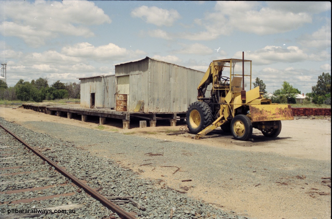 131-1-20
Wakool, loading platform, loading contraption, sheds.
