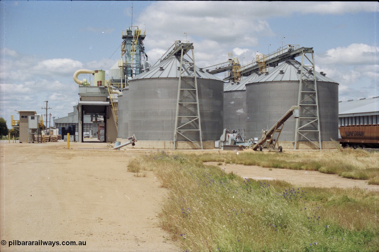 131-1-23
Burraboi Aquila silo complex, V/Line Grain bogie grain waggons, looking south.
