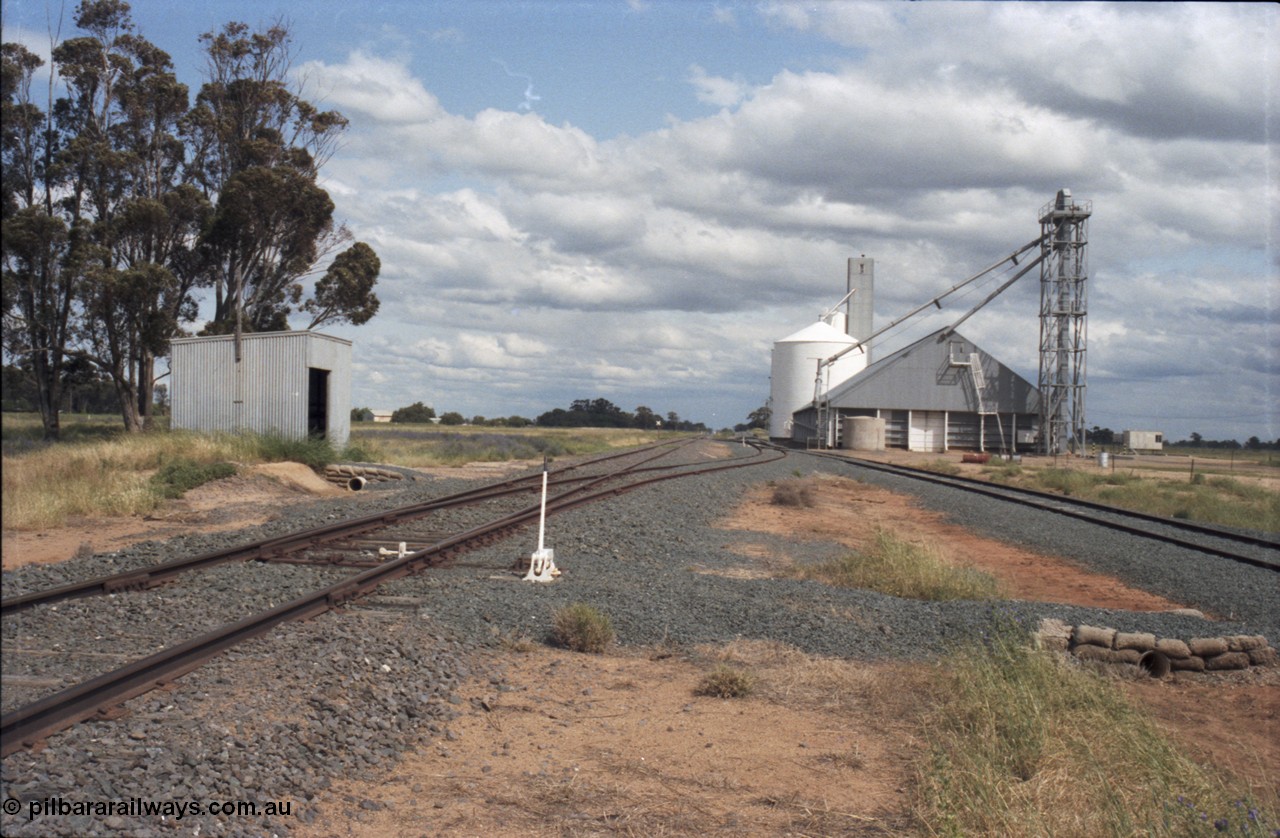 131-2-16
Bunnaloo yard overview, Mallee style shelter, Victorian Oats Pool shed and Ascom silo complex, points and lever.
