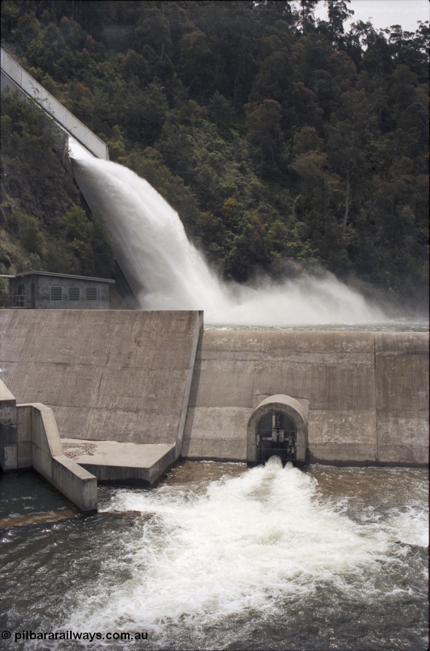 131-2-21
Thomson Dam overflowing, possibly 1992, with spillway flooding into the Thomson River. [url=https://goo.gl/maps/nfhsavuLAyj]GeoData[/url].
