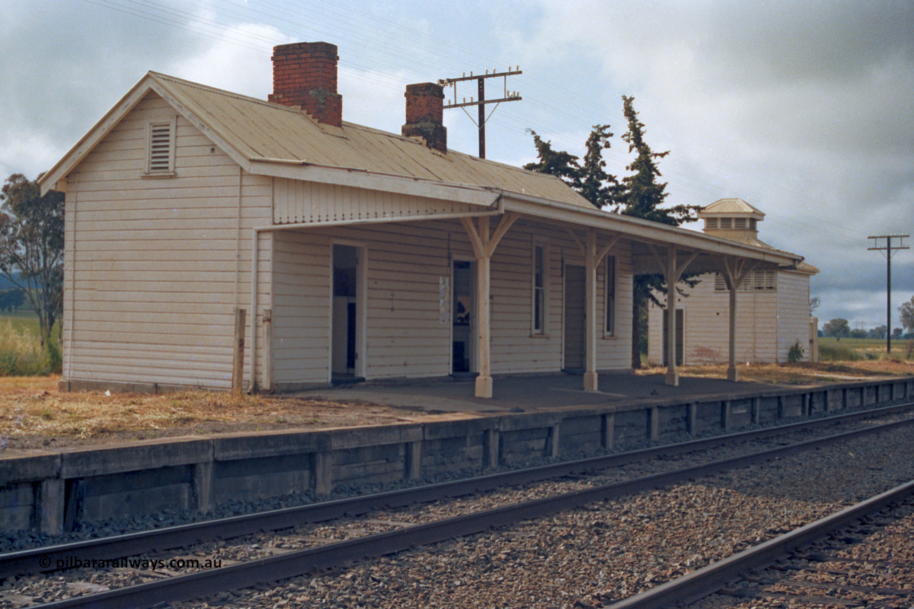 131-2-23
Gerogery, 616 km from Sydney on the NSW Main South, station platform and building with toilet block, looking south. The toilet block is now located at Culcairn. [url=https://goo.gl/maps/jHQjp8AgAJ42]GeoData[/url].
