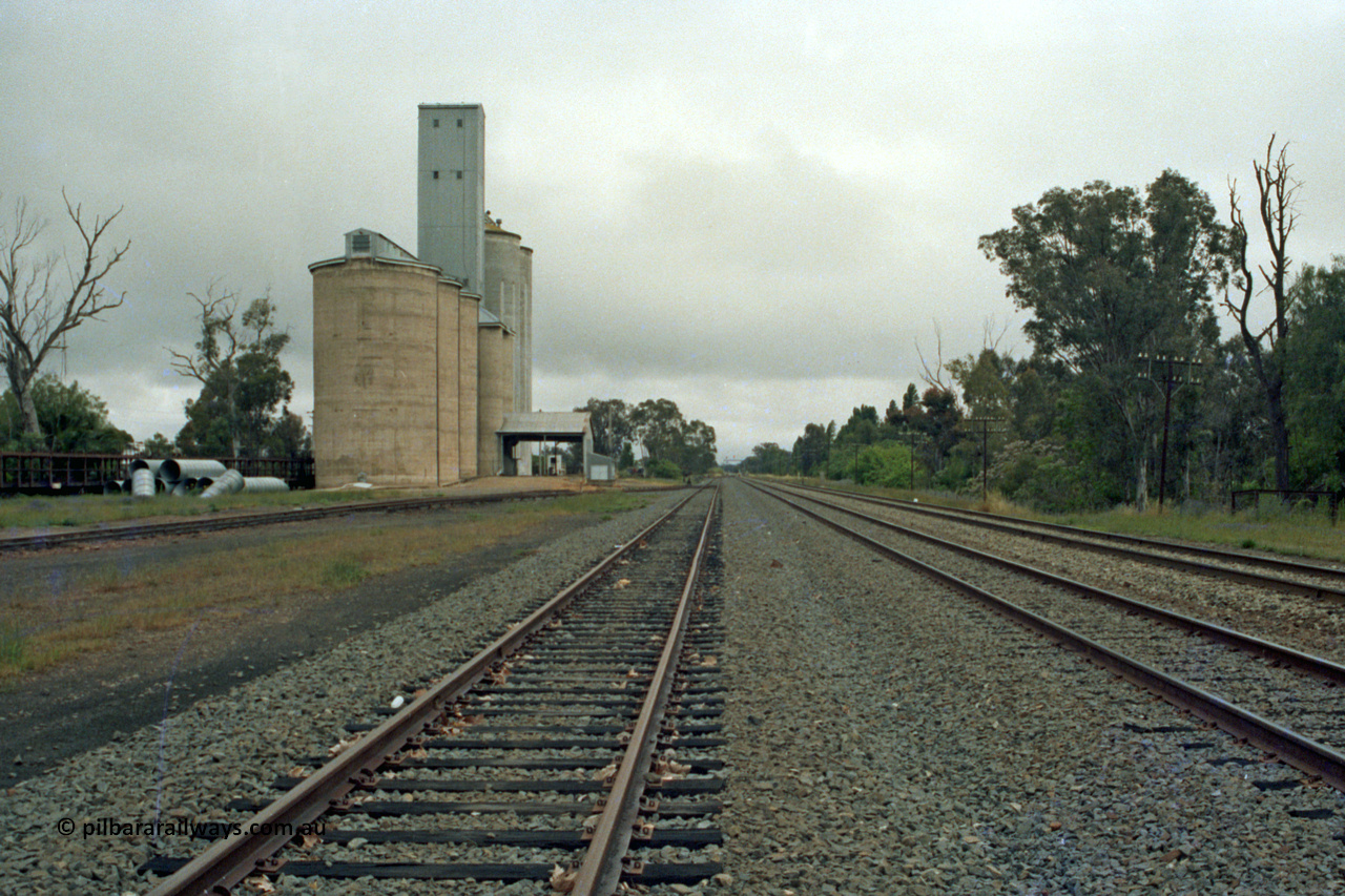 131-2-25
Culcairn, 596 km from Sydney on the NSW Main South, station yard looking north past the silo complex. Car carrying waggons stowed in grain loop. [url=https://goo.gl/maps/RdrSzuMXZTq]GeoData[/url].

