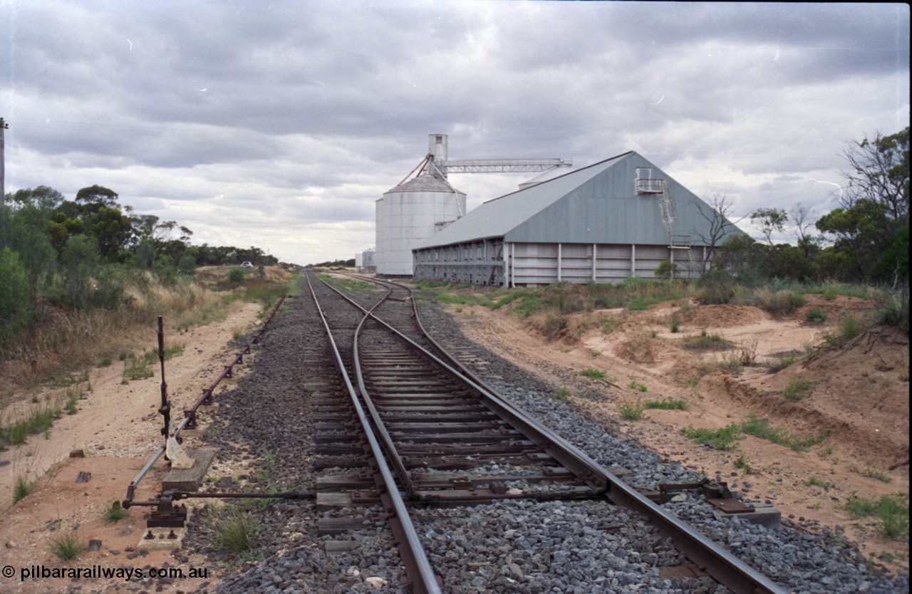 132-31
Kiamal, Victorian Oats Pool shed and Murphy silo complex, yard overview, looking south, point lever, points.
