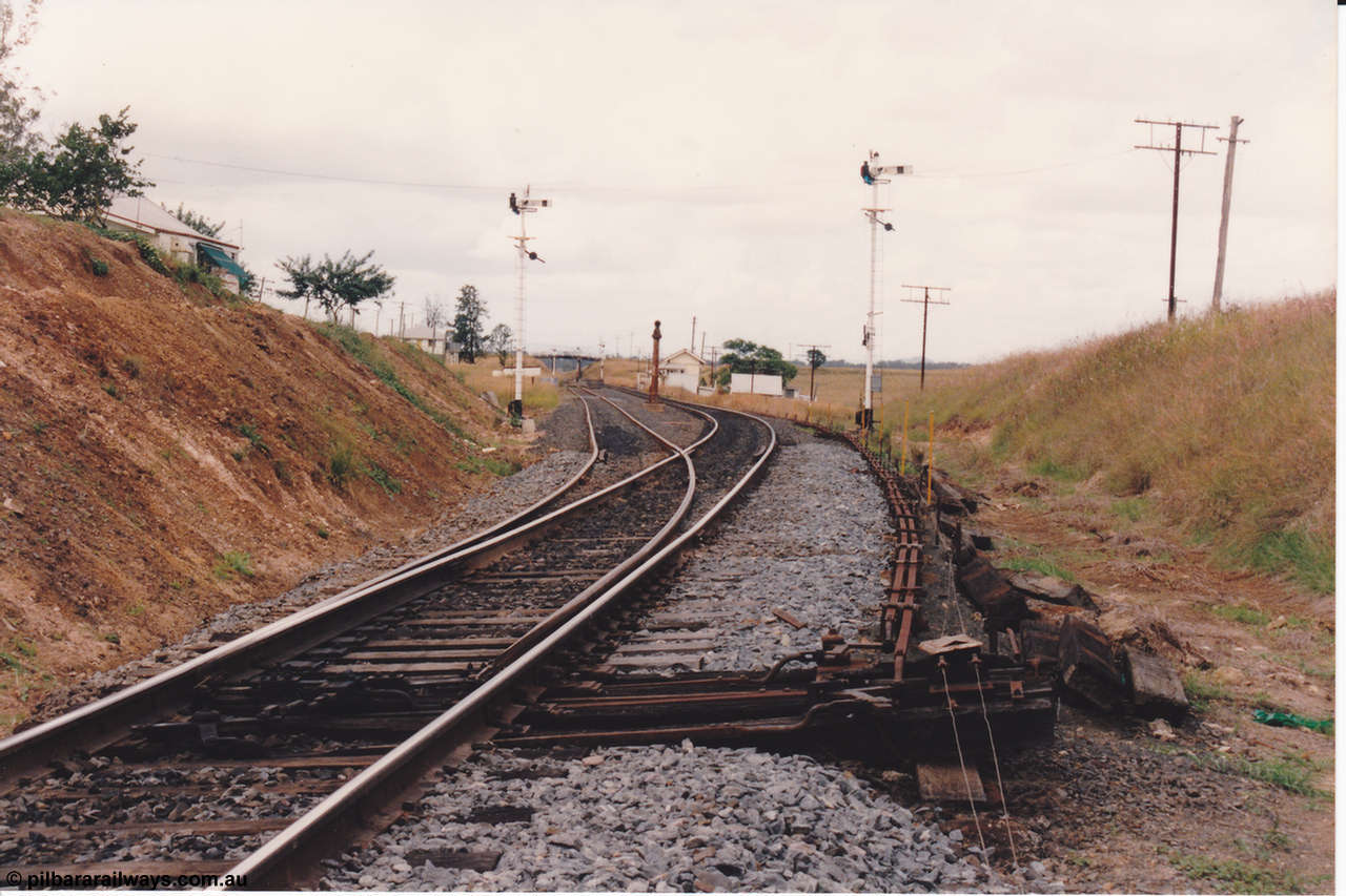 134-09
Kagaru, station overview, interlocking, points, down departure signals, north end of loop, looking south.
